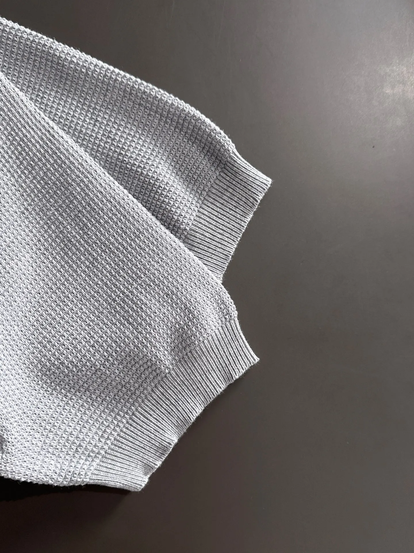 Next day shipment LP high quality Loro Piana 26ss New Arrival men's short-sleeved T-shirt Made of combed cotton yarn knitted cotton fabric, no pressure when entering and exiting the counter Exclusive control of raw materials It feels substantial when weighed, and the upper body is more textured than ordinary T-shirts. This texture can cope with the weather easily and is suitable for both hot and cold! Loose fit design, looks noble. The only correct version is available Size: M to XXXL